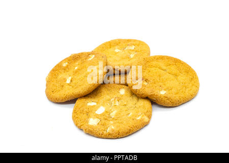 Fünf selbstgebackenen Schokoladenkeksen isoliert auf einem weißen Hintergrund. Ein gutes Image für einen Bäcker oder Konditor. Stockfoto