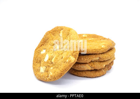 Fünf selbstgebackenen Schokoladenkeksen isoliert auf einem weißen Hintergrund. Ein gutes Image für einen Bäcker oder Konditor. Stockfoto