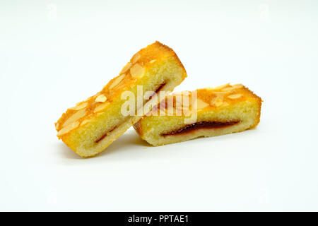 Zwei kleine Mandelblättchen auf einem weißen Hintergrund. Ein gutes Image für einen Bäcker oder Konditor. Stockfoto