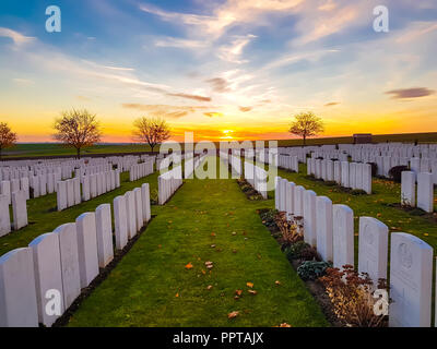 Herbstuntergang über dem Friedhof von Ovillers mit Blick auf das Mash Valley auf dem Schlachtfeld von Somme von 1916 Stockfoto