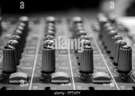 Monochrome Professional Audio Mischpult/Schreibtisch mit Reihen von analogen wählt und Stummschaltung Stockfoto