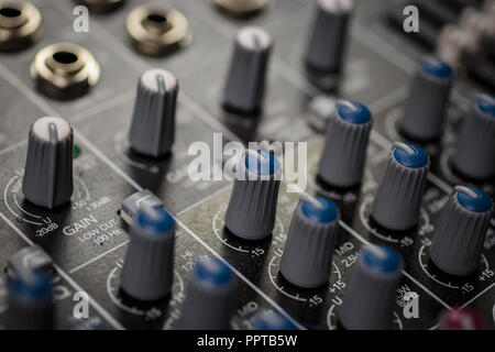 Professional Audio Mixing Console Input Gain Control-Knöpfe und audio EQ-Regler Stockfoto