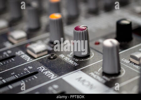 Red Audio FX Send Regler an einen professionellen Sound Mixing Console/Schreibtisch zu überwachen Stockfoto