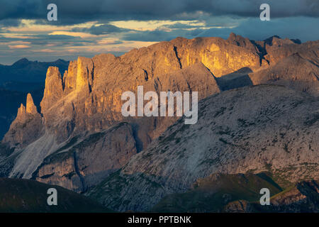 Sonnenlicht bei Sonnenaufgang auf dem Rosengarten mountain Group, die Dolomiten. Das Fassatal. Italienische Alpen. Stockfoto