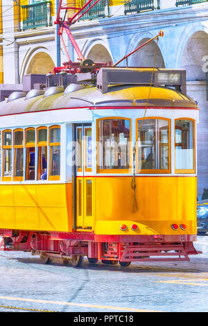 Lissabon, Portugal gelb Straßenbahn, Symbol der Stadt Stockfoto