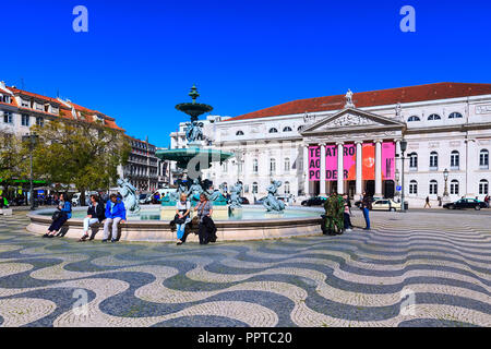 Lissabon, Portugal - 27. März 2018: Rossio Platz mit Brunnen und Menschen Stockfoto