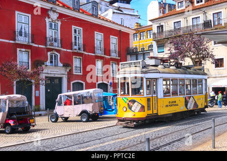 Lissabon, Portugal - 27. März 2018: Gelbe Tram 28, Symbol der Lissabon bunte Straße der Innenstadt Stockfoto