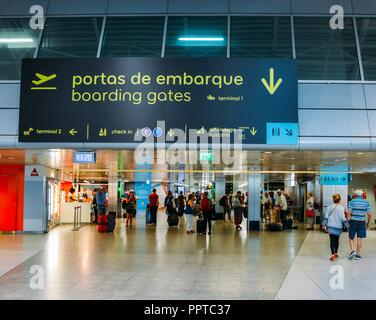 Lissabon, Portugal - 26. September 2018: Passsengers an der Abflughalle des internationalen Flughafen Lissabon, die größte im Land Stockfoto