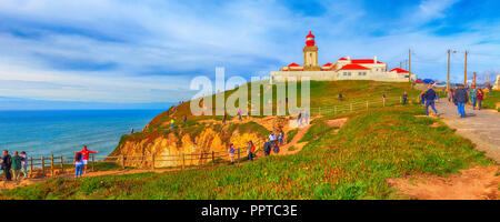 Cabo da Roca, Portugal - 28. März 2018: Leuchtturm und Blick auf den Atlantik, dem westlichsten Punkt des Europäischen Festlandes Stockfoto