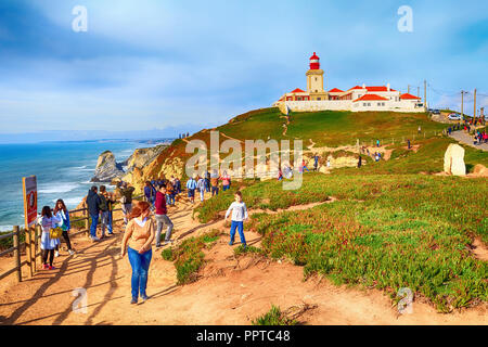 Cabo da Roca, Portugal - 28. März 2018: die Menschen in der Nähe von Leuchtturm und Blick auf den Atlantik, dem westlichsten Punkt des Europäischen Festlandes Stockfoto