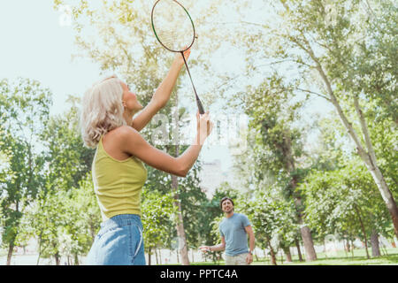Paar spielen Badminton im Freien im Sommer Stockfoto