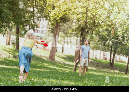 Junges Paar spielen Frisbee im Park im Sommer Stockfoto