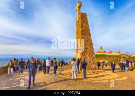 Cabo da Roca, Portugal - 28. März 2018: Monument erklärt Cabo da Roca, dem westlichsten Teil des kontinentalen Europa und die Menschen Aufnehmen von Fotos Stockfoto