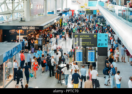 Lissabon, Portugal - 26. September 2018: Passsengers an der Abflughalle des internationalen Flughafen Lissabon, die größte im Land Stockfoto