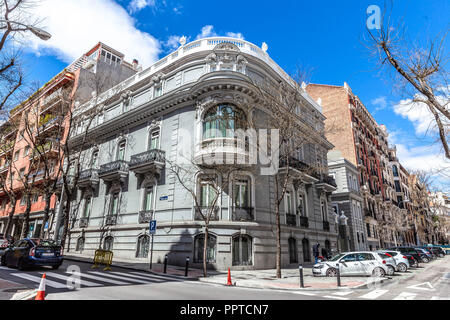 Ein flaches Wohnhaus an der Ecke Calle de Fernando el Santo und Calle Fortuny, Barrio de Almagro, distrito Chamberí, Madrid, Spanien. Stockfoto