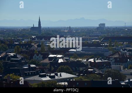 Blick vom Turm der St. Paulskirche in München, Bayern, in die Innenstadt, Heilig Kreuz Kirche in Giesing, und die Alpen Stockfoto