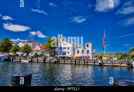 Stadt mit alten Leuchtturm in Warnemünde, Rostock, Deutschland. Stockfoto