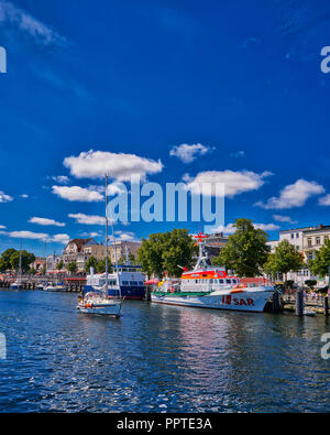Blick auf den Kanal, der durch das Zentrum der touristischen Stadt mit Restaurants, Geschäften und Parks gesäumt wird. Warnemünde, Rostock, Deutschland Stockfoto