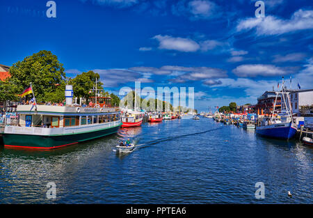 Rostock, Deutschland - Bunte Touristen Boote ruhen im ruhigen Kanal auf dieser Frühling heißen Tag in Warnemünde, Rostock, Mecklenburg Stockfoto