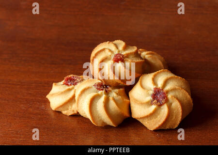 Cookies liegen auf einem Holztisch close-up. Stockfoto