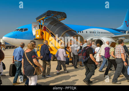 Passagiere gehen an Bord ihres Flugzeugs vom Flughafen Verona, Italien. Stockfoto