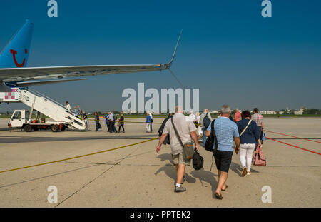 Passagiere gehen an Bord ihres Flugzeugs vom Flughafen Verona, Italien. Stockfoto