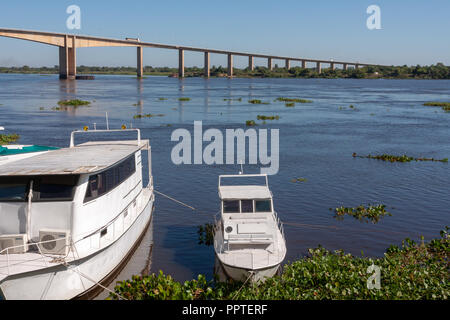 Boote am Flußufer, Rio (Fluss) Paraguay, Puente (Brücke) Remanso Castillo auf den Hintergrund, Mariano Roque Alonso, Paraguay Stockfoto