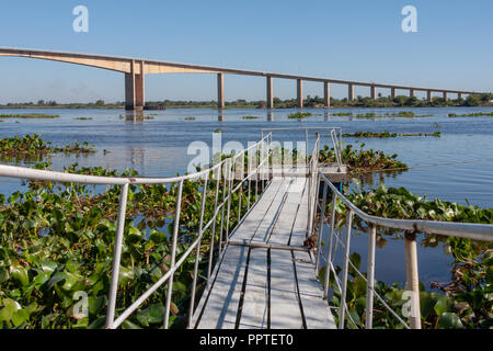 Rustikal Fußweg Brücke über Wasser, kleine Dock Pier, Rio (Fluss) Paraguay, Puente (Brücke) Remanso Castillo auf den Hintergrund, M.R.A., Paraguay Stockfoto