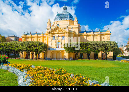 König Tomislav Platz in Zagreb, Kroatien, schöne Blumen im Park im Sommer Tag, bunt, 19. Jahrhundert Stockfoto