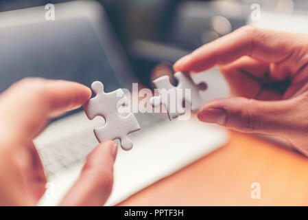 7/8 die Hände von Geschäftsleuten, Jigsaw Pieces Stockfoto