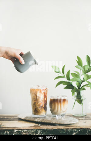 Eiskaffee in hohe Gläser mit Sahne. Im Sommer erfrischende Getränke Stockfoto