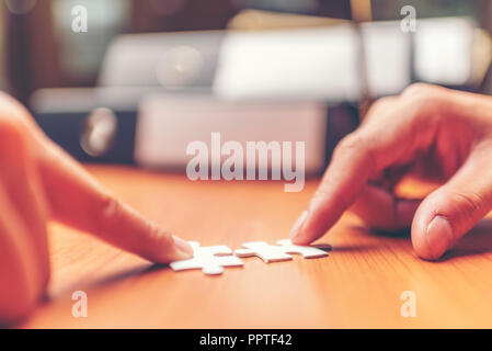 7/8 die Hände von Geschäftsleuten, Jigsaw Pieces Stockfoto