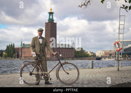 STOCKHOLM, Schweden, Sept. 22, 2018: Fahrrad in Tweed Radtour mit Oldtimer und Kleidung. Vor dem Start Mit der Kulisse des Rathauses. Stockfoto