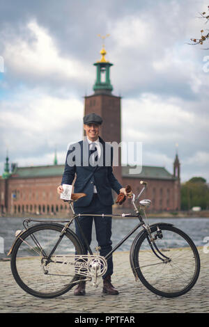 STOCKHOLM, Schweden, Sept. 22, 2018: Fahrrad in Tweed Radtour mit Oldtimer und Kleidung. Vor dem Start Mit der Kulisse des Rathauses. Stockfoto