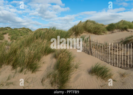 Der Sandstrand von Formby mit Sanddünen und einem Holzzaun auf einer sonnigen September Nachmittag im Herbst, Merseyside, England, UK. Stockfoto