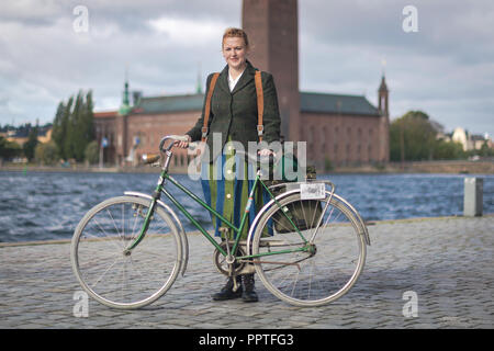 STOCKHOLM, Schweden, Sept. 22, 2018: Fahrrad in Tweed Radtour mit Oldtimer und Kleidung. Vor dem Start Mit der Kulisse des Rathauses. Stockfoto