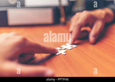 7/8 die Hände von Geschäftsleuten, Jigsaw Pieces Stockfoto