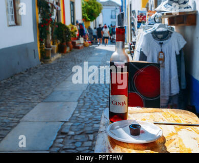 Ginja de Obidos, traditionelle Sauerkirschen Likör, in kleinen Schalen aus Schokolade serviert. Stockfoto