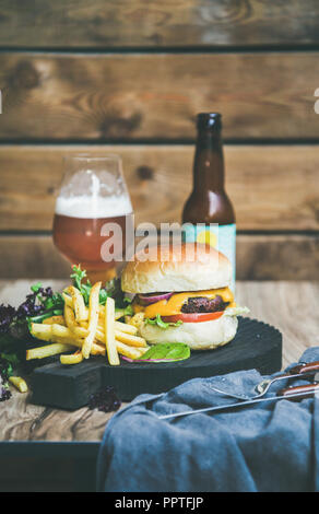 Classic Burger Abendessen mit Bier und Pommes Frites Stockfoto