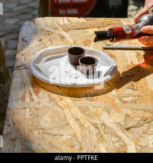 Ginja de Obidos, traditionelle Sauerkirschen Likör, in kleinen Schalen aus Schokolade serviert. Stockfoto