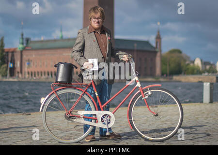 STOCKHOLM, Schweden, Sept. 22, 2018: Fahrrad in Tweed Radtour mit Oldtimer und Kleidung. Vor dem Start Mit der Kulisse des Rathauses. Stockfoto