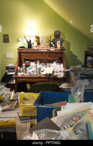 Vorratskäufer ist unordentlich Home Office, USA Stockfoto