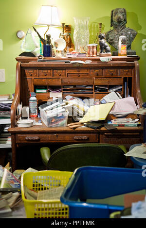 Vorratskäufer ist unordentlich Home Office, USA Stockfoto