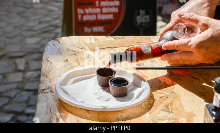Ginja de Obidos, traditionelle Sauerkirschen Likör, in kleinen Schalen aus Schokolade serviert. Stockfoto