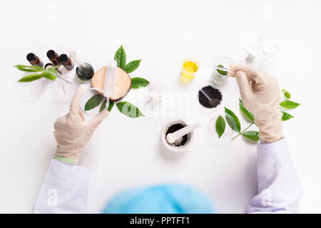 Der Wissenschaftler, Dermatologe testen die Organische natürliche kosmetische Produkt im Labor. Forschung und Entwicklung beauty pflege Konzept Stockfoto
