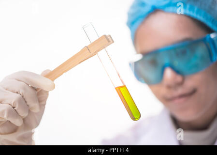 Chemisches Labor Szene: attraktive junge Doktoranden Wissenschaftler beobachten die Indikatorfarbe Verschiebung in der Glasröhre. Stockfoto