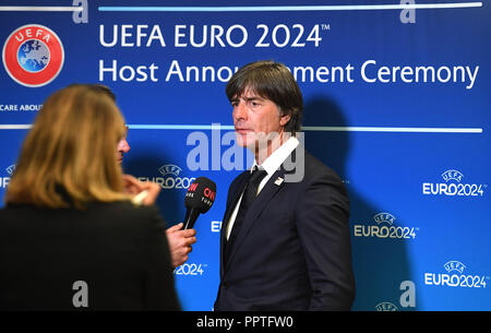 Nyon, Schweiz. 27 Sep, 2018. Fußball Ankündigung der2024 Em-Host: Bundestrainer Joachim Löw (r) der deutschen Delegation gibt ein Interview nach der Ankündigung Zeremonie auf der Organisation der Fußball-Europameisterschaft 2024. Deutschland ist Gastgeber der Fußball-Europameisterschaft 2024. Die Fußball-Verbände aus Deutschland und der Türkei hatte die 2024 Fußball-Europameisterschaft zu bewirten. Credit: Soeren Stache/dpa/Alamy leben Nachrichten Stockfoto