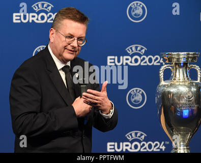 Nyon, Schweiz. 27 Sep, 2018. DFB-Präsident Reinhard Grindel der deutschen Delegation steht neben dem Europäischen Schale während der Ansage Zeremonie für die 2024 Fußball-Europameisterschaft. Deutschland ist Gastgeber der Fußball-Europameisterschaft 2024. Fußball-Verbände aus Deutschland und der Türkei hatte die 2024 Fußball-Europameisterschaft zu bewirten. Credit: Soeren Stache/dpa/Alamy leben Nachrichten Stockfoto