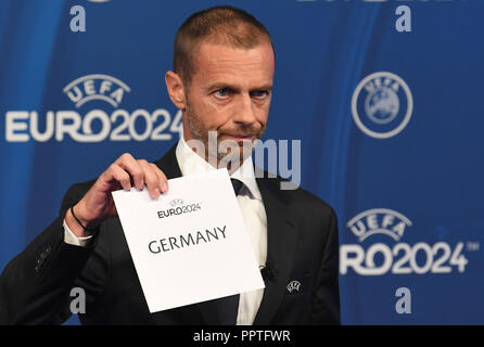 Nyon, Schweiz. 27 Sep, 2018. Fußball Ankündigung von 2024 EM-Gastgeber: Aleksander Ceferin, Präsident der UEFA, wird ein Blatt mit den Worten "Deutschland" während der Ansage Zeremonie für die 2024 Europäische Meisterschaft. Deutschland wird Gastgeber der Fußball-Europameisterschaft 2024. Die Fußball-Verbände aus Deutschland und der Türkei hatte den 2024 europäischen Meisterschaft zu bewirten. Credit: Soeren Stache/dpa/Alamy leben Nachrichten Stockfoto