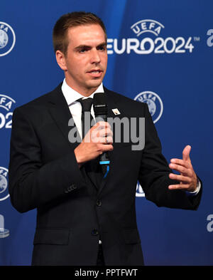 Nyon, Schweiz. 27 Sep, 2018. Fußball Ankündigung der EM-Gastgeber 2024: EM-Botschafter Philipp Lahm der deutschen Delegation während der Ansage Zeremonie für die 2024 Fußball-Europameisterschaft. Deutschland ist Gastgeber der Fußball-Europameisterschaft 2024. Fußball-Verbände aus Deutschland und der Türkei hatte die 2024 Fußball-Europameisterschaft zu bewirten. Credit: Soeren Stache/dpa/Alamy leben Nachrichten Stockfoto